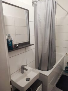 1.OG links Badezimmer