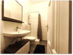 2.OG links Badezimmer