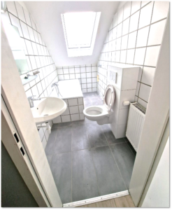 DG rechts Badezimmer